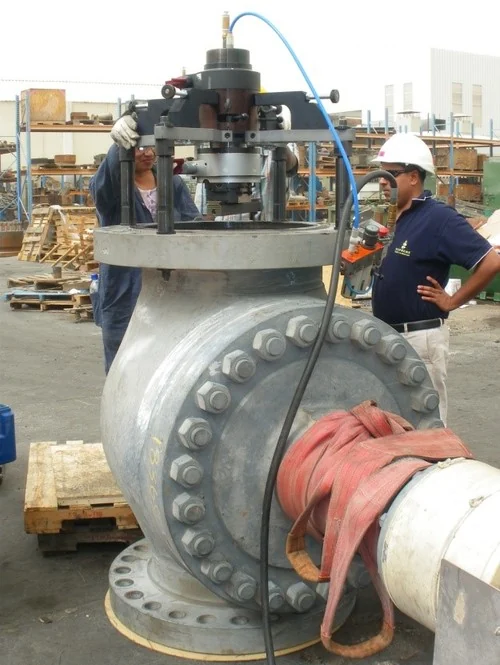 Machine d’usinage portable Serco en place sur le corps d’une vanne de grande dimension